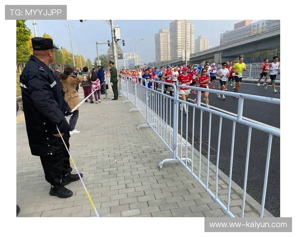比赛组织方加强赛道与观众区安全监管