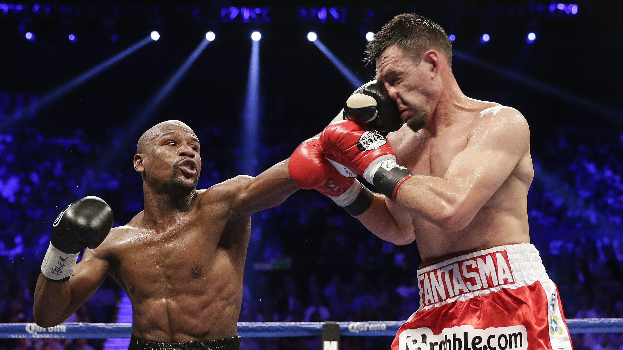 球迷现场打出巨幅横幅表达对主教练团队的支持与肯定，球队祝福的话