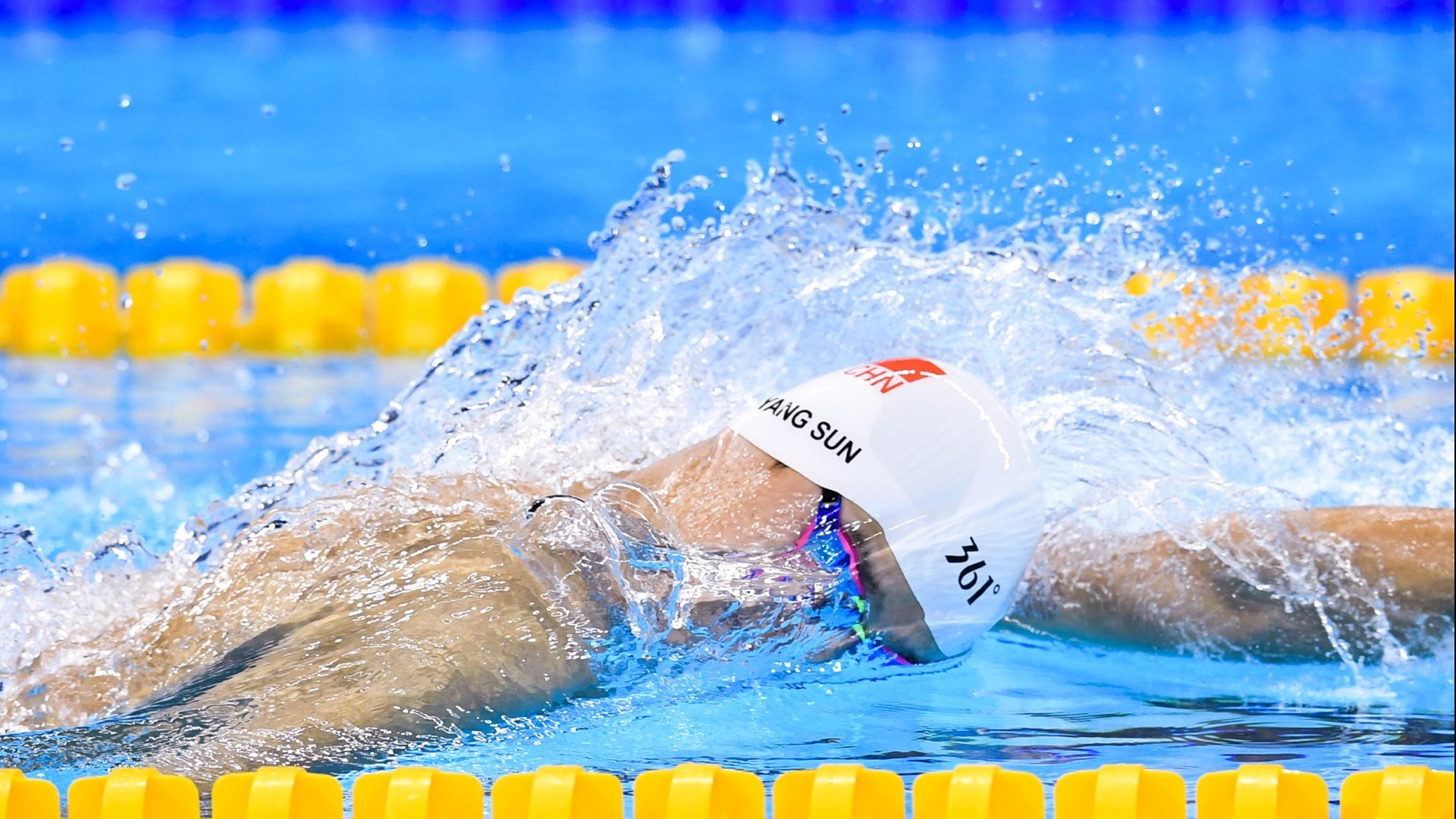 球迷节现场音乐与比赛活动结合，气氛火热，球迷乐队